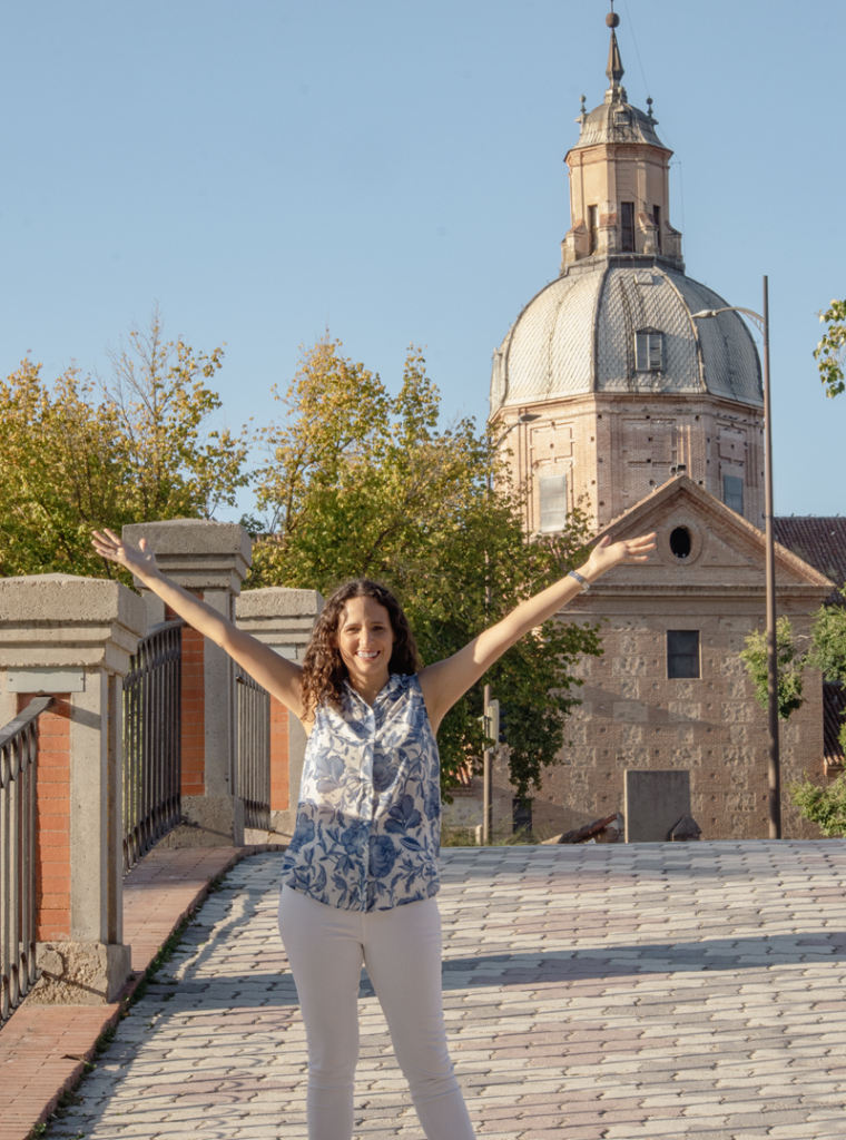 Rosalie Orens en Talavera de la reina. Bsílica del Prado de fondo. Foto de Fe Álvarez